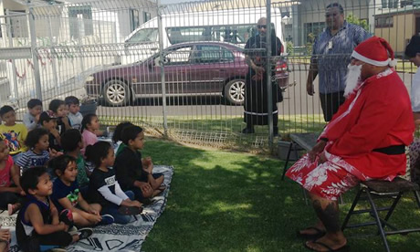 David Tua plays Santa to Ōtara children