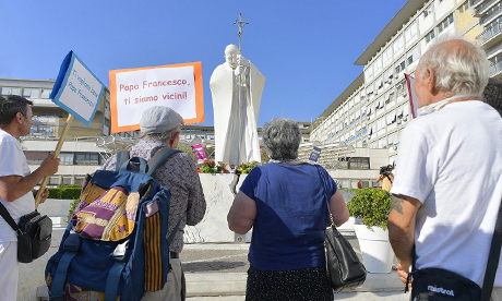 people pray for pope