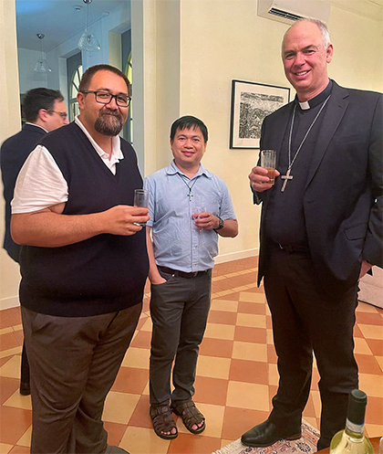 NZ synod delegates enjoy a drink